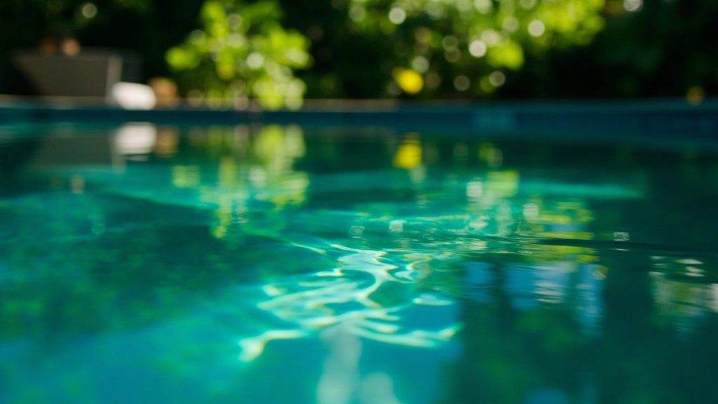 eau de piscine verte: remèdes et gestes efficaces en 24h