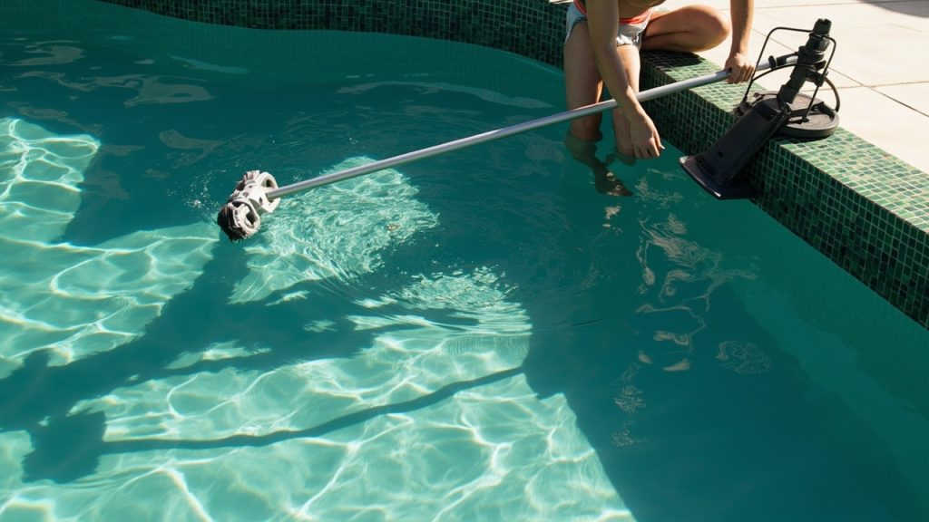 nettoyer le fond de sa piscine sans aspirateur: astuces pro