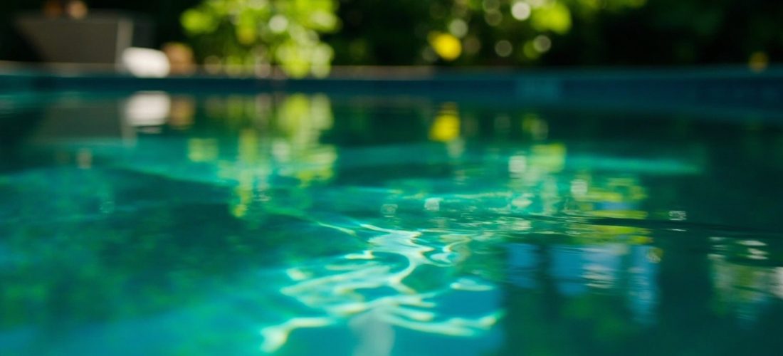 eau de piscine verte: remèdes et gestes efficaces en 24h