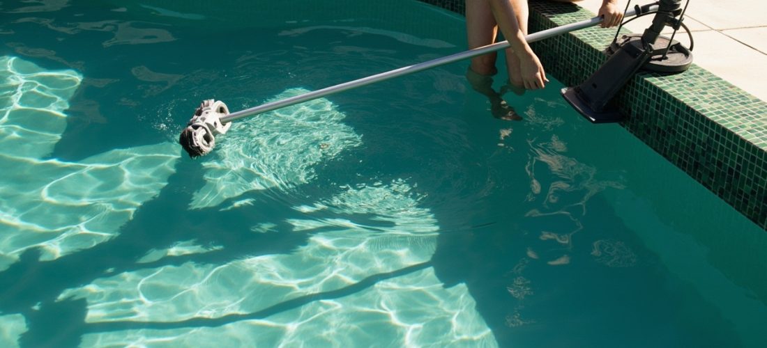 nettoyer le fond de sa piscine sans aspirateur: astuces pro